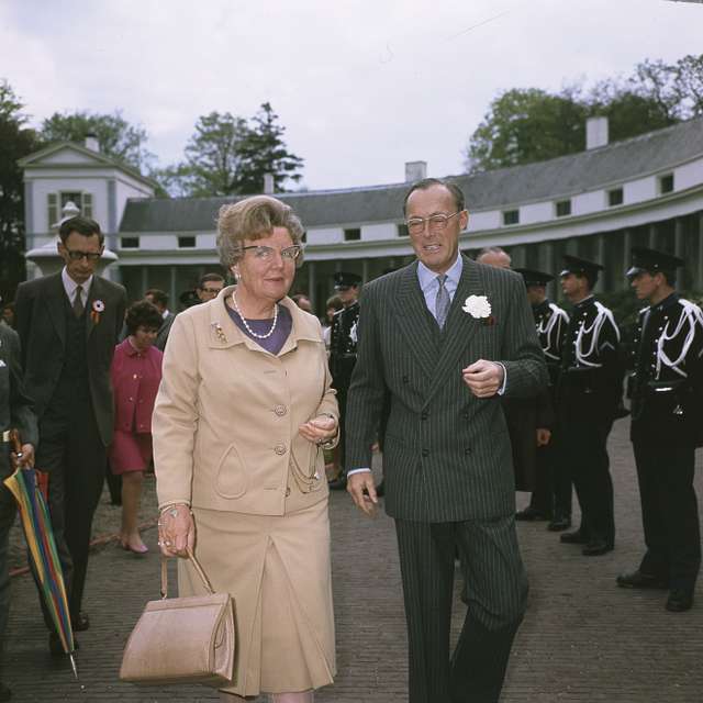 Koninginnedag, In Tuin Paleis Soestdijk Koningin Juliana Met Zijne ...