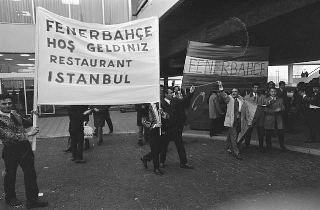 Aankomst Fenerbahçe op Schiphol. Turkse gastarbeiders - PICRYL - Public ...