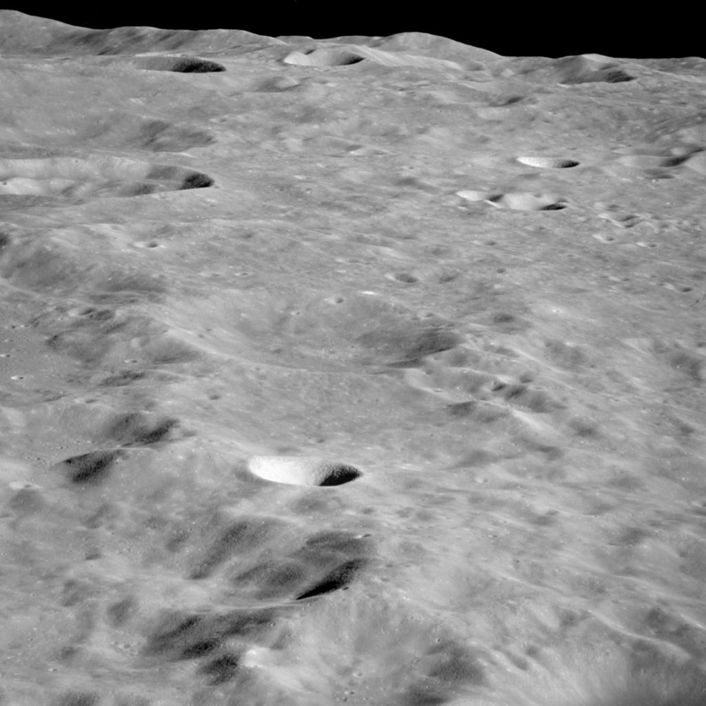 Lunar 10. Кратер Аполлон. Кратер Аполлон на Луне. Аполлон 10 фото. Кратер на Луне Паскаль.