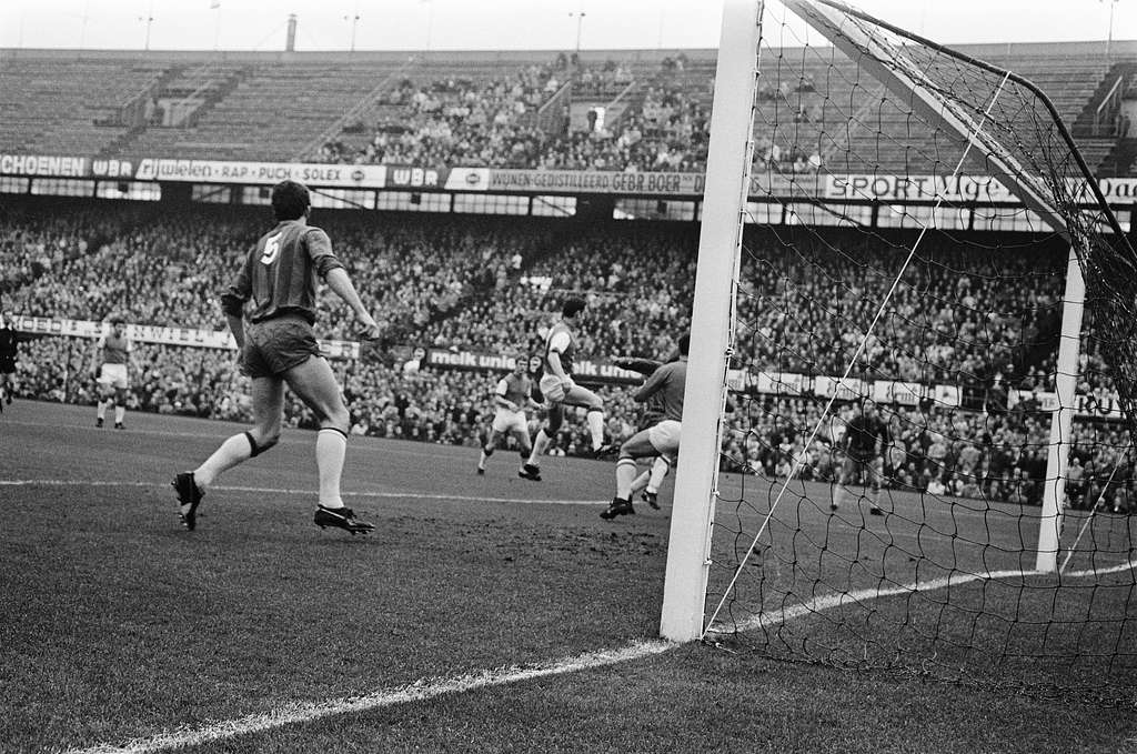 Feyenoord tegen Haarlem 4-0. Wim Jansen krijgt bal - PICRYL Public ...