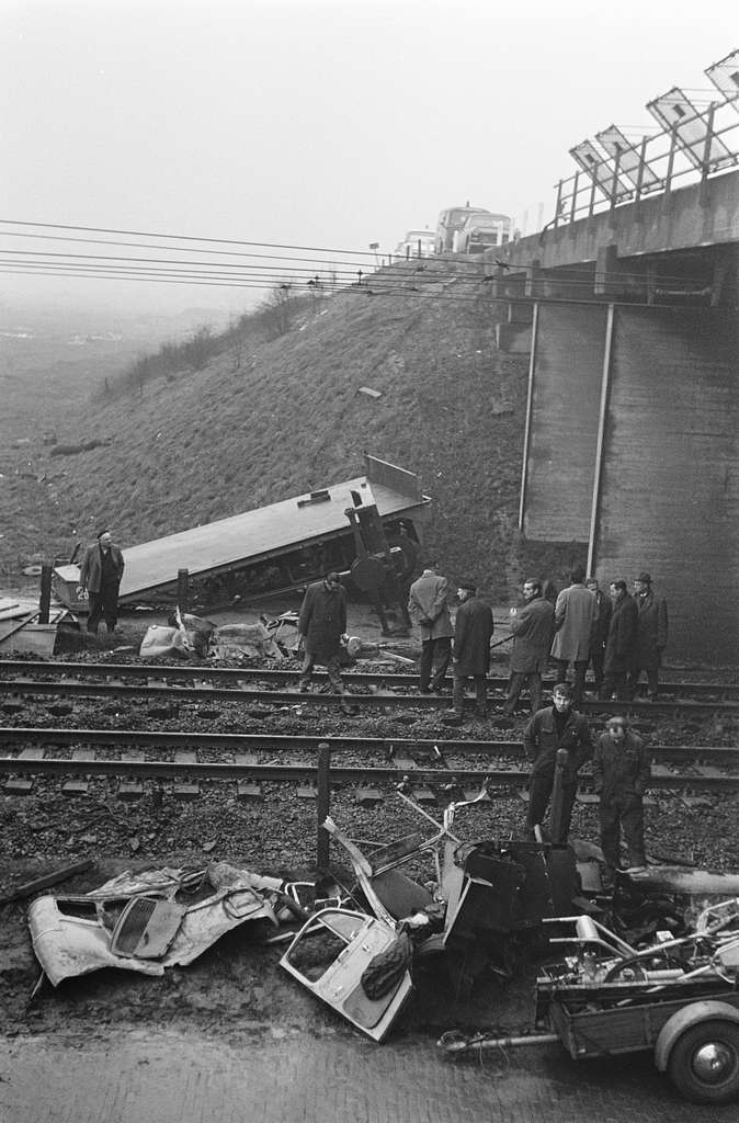 Vrachtwagen van viaduct gestort op spoorbaan - PICRYL Public Domain Search