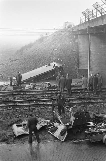 Vrachtwagen van viaduct gestort op spoorbaan - PICRYL - Public Domain ...