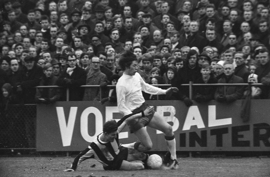 Vitesse tegen Ajax 1-3 in KNVB-beker. Bennie Hofs (links) - PICRYL - Public Domain Media Search Engine Image