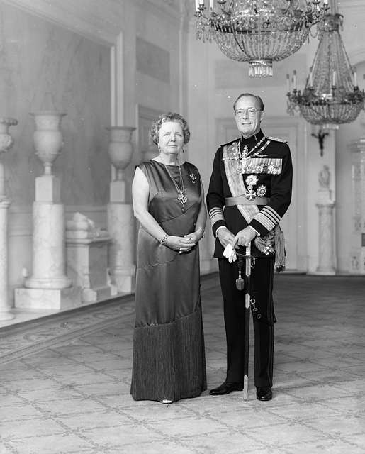 Koningin Juliana en prins Bernhard, staande in paleis - PICRYL Public ...