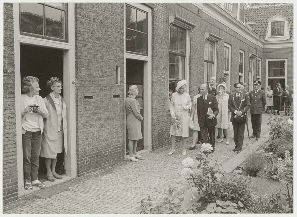 Bezoek Koningin Juliana aan het Hofje van Noblet, NL-HlmNHA 54011902 ...