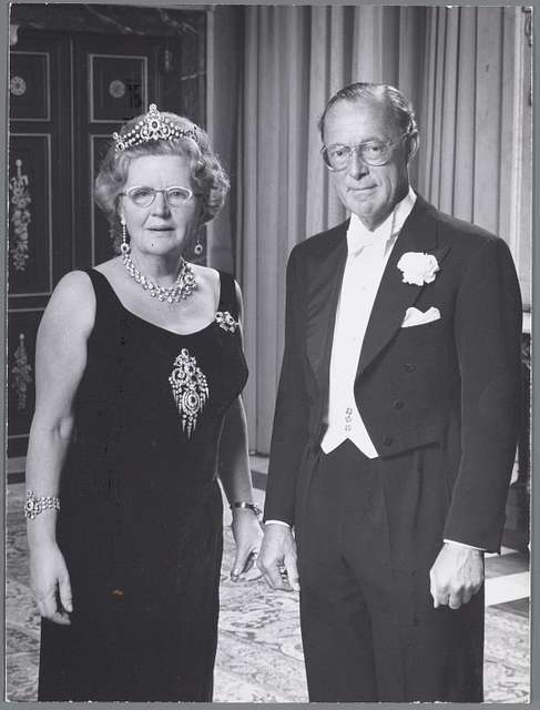 Koningin Juliana en prins Bernhard - PICRYL - Public Domain Media ...