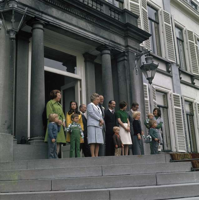 De Koninklijke Familie Op Het Bordes Van Paleis Soestdijk Bij Het ...