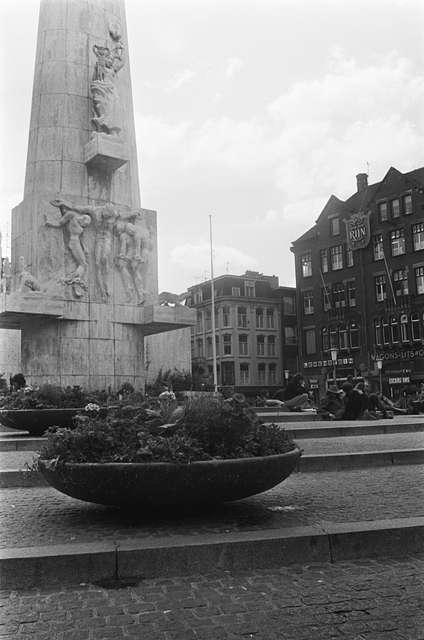 Bloembakken Bij Monument Op De Dam - PICRYL Public Domain Search