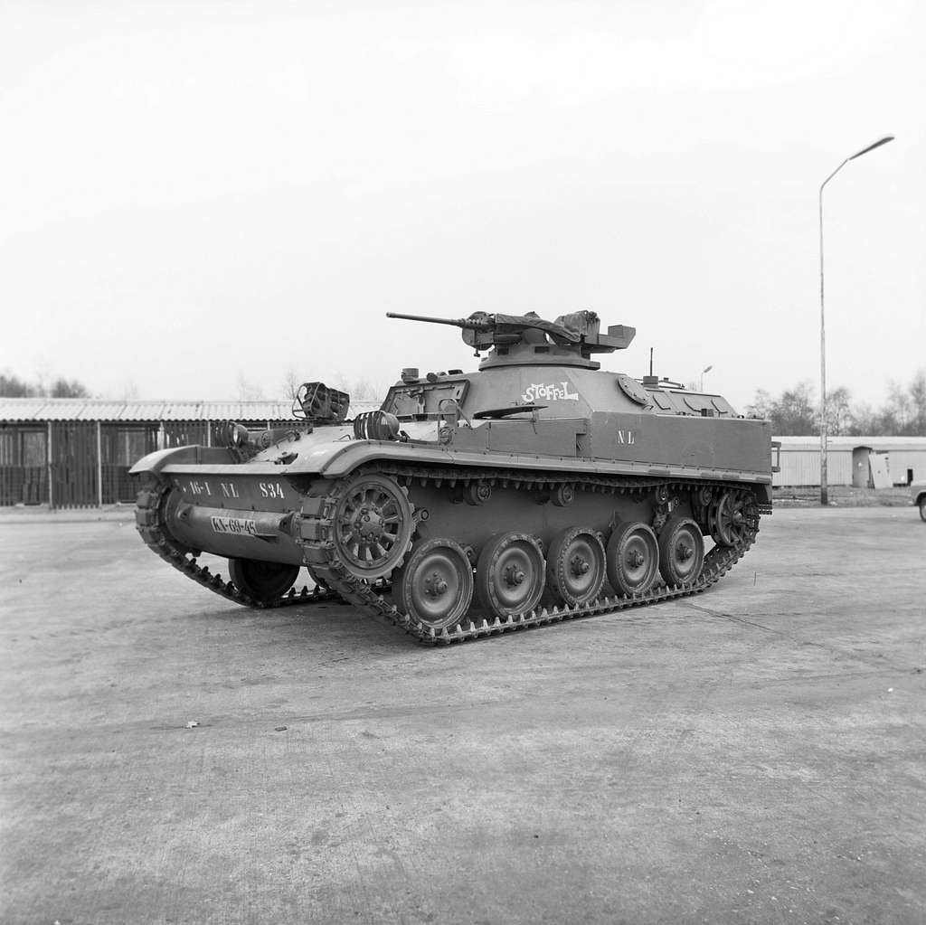 Een AMX VCI, type 2D, personeelscarrier van 16 ...