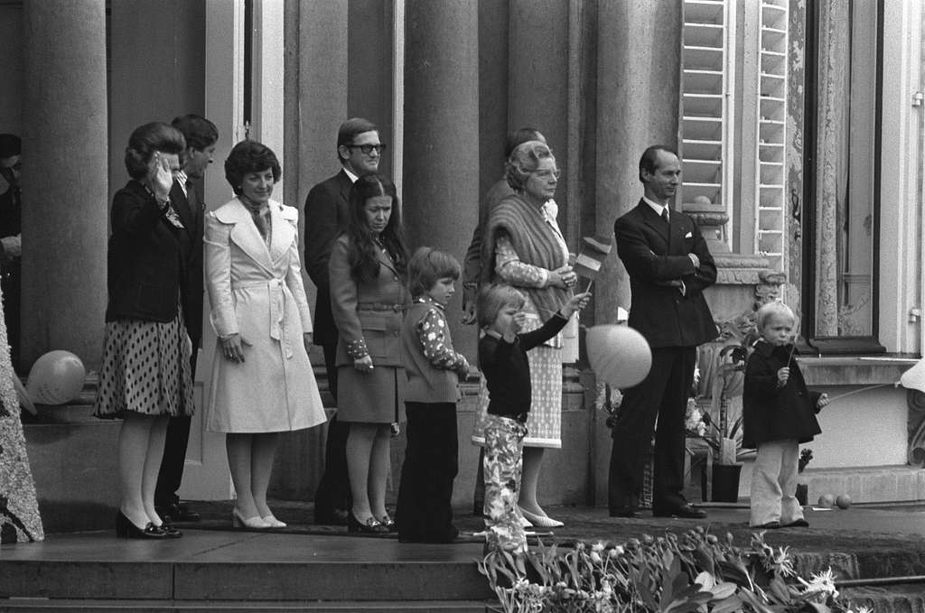 Koninginnedag Op Soestdijk; Koninklijke Familie Op - PICRYL Public ...