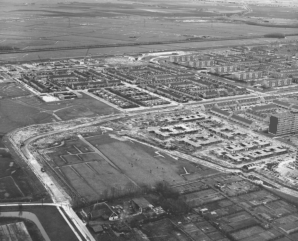 Luchtfoto's Heemskerk. Nieuwbouw langs spoorweg plan Oosterwijk. 1402