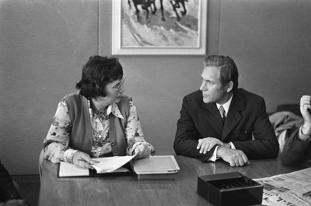 PvdA-delegatie Op Schiphol Terug Uit DDR Mevrouw I. Van De Heuvel ...