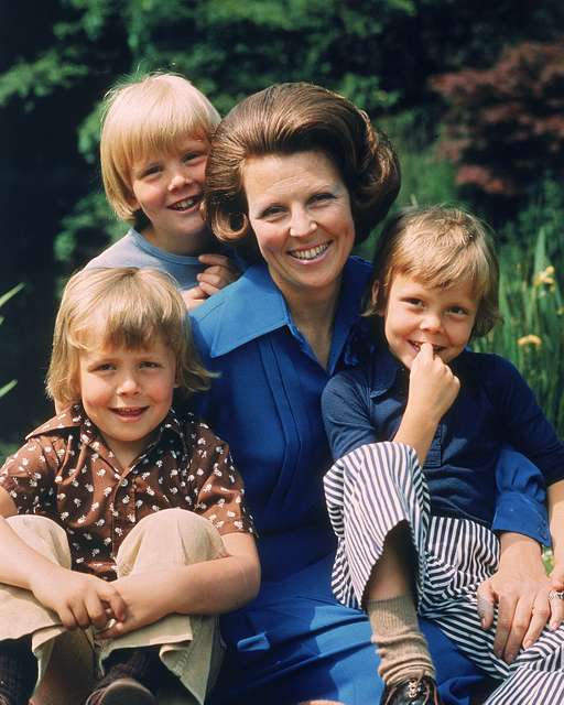 Prinses Beatrix met haar zonen, de prinsen Willem-Alexander, - PICRYL ...