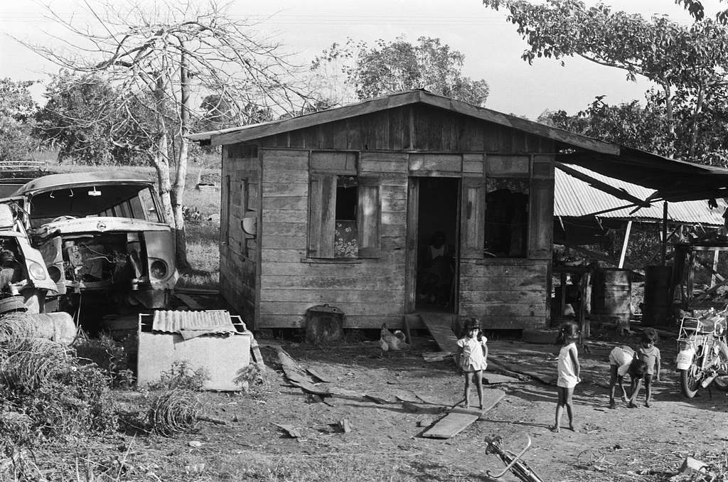 Suriname, De Erven , Armoede; mensen tussen hun krotwoningen - PICRYL ...