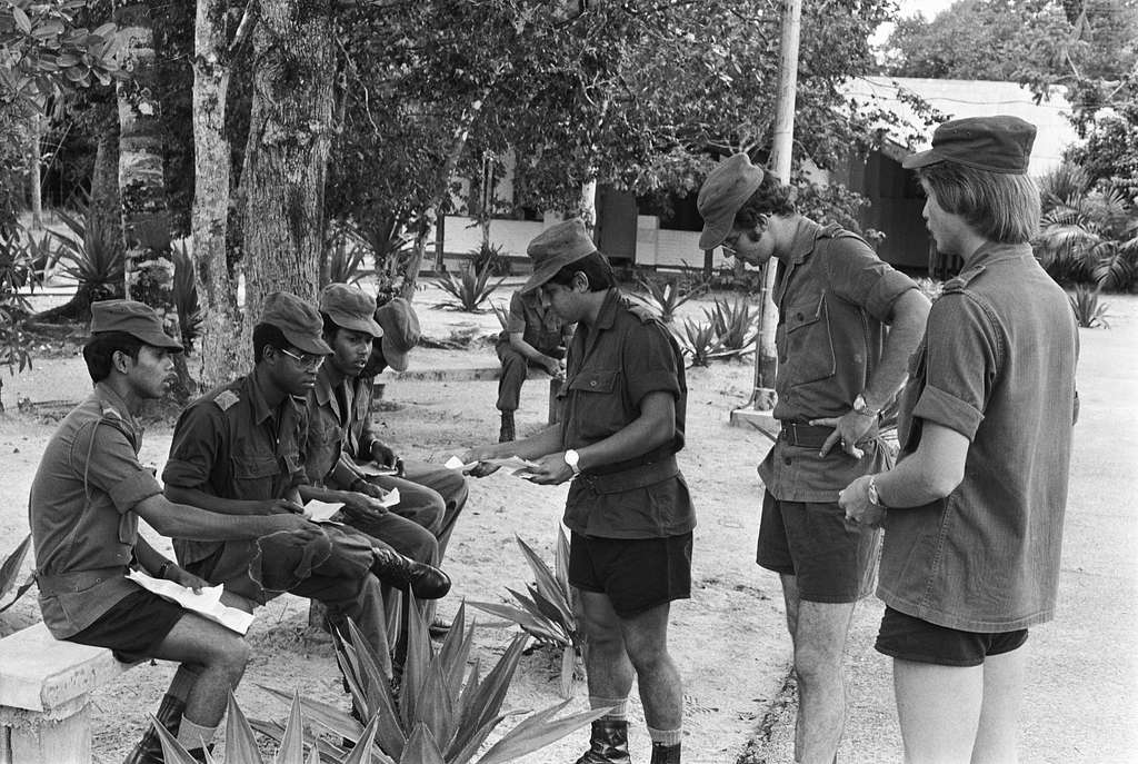 Suriname, Surinaamse leger; Nederlandse en Surinaamse - PICRYL Public ...