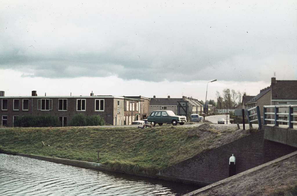 Woonwijk Bij Brug Over Kanaal Tussen Ongeveer De Jaren 1960 En 1990 ...