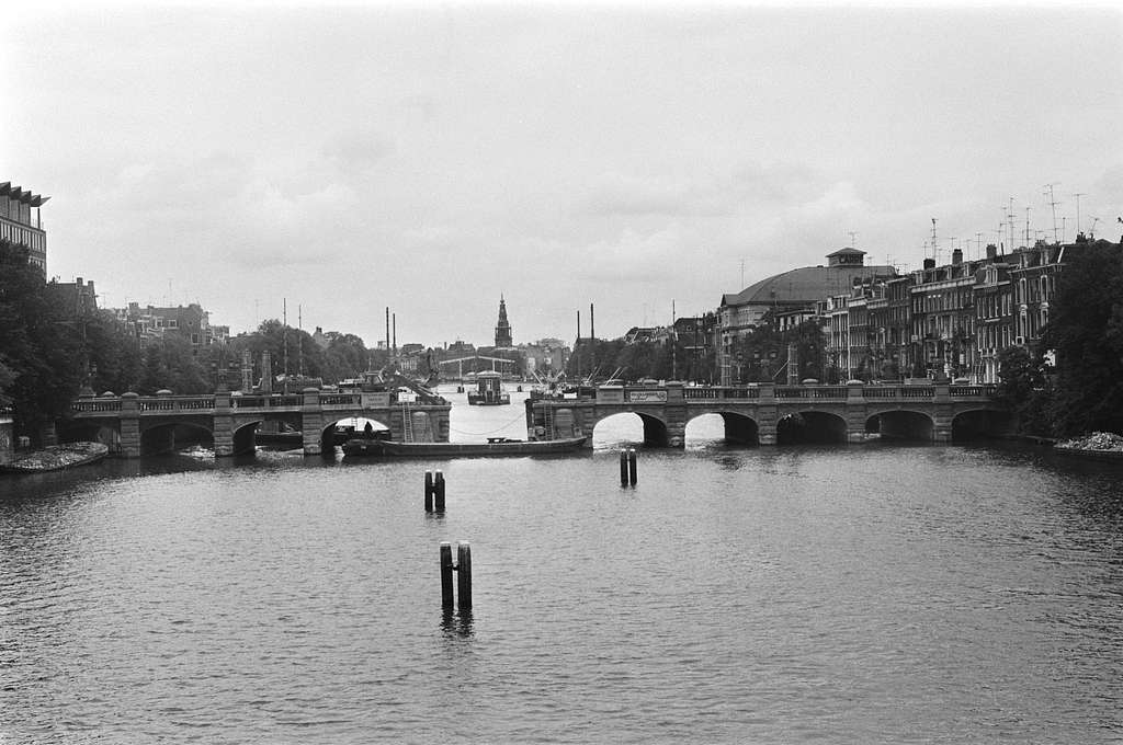 ga sightseeing stof in de ogen gooien evenwicht Herstelwerk aan Hoge Sluis brug over Amstel in Amsterdam - PICRYL - Public  Domain Media Search Engine Public Domain Search
