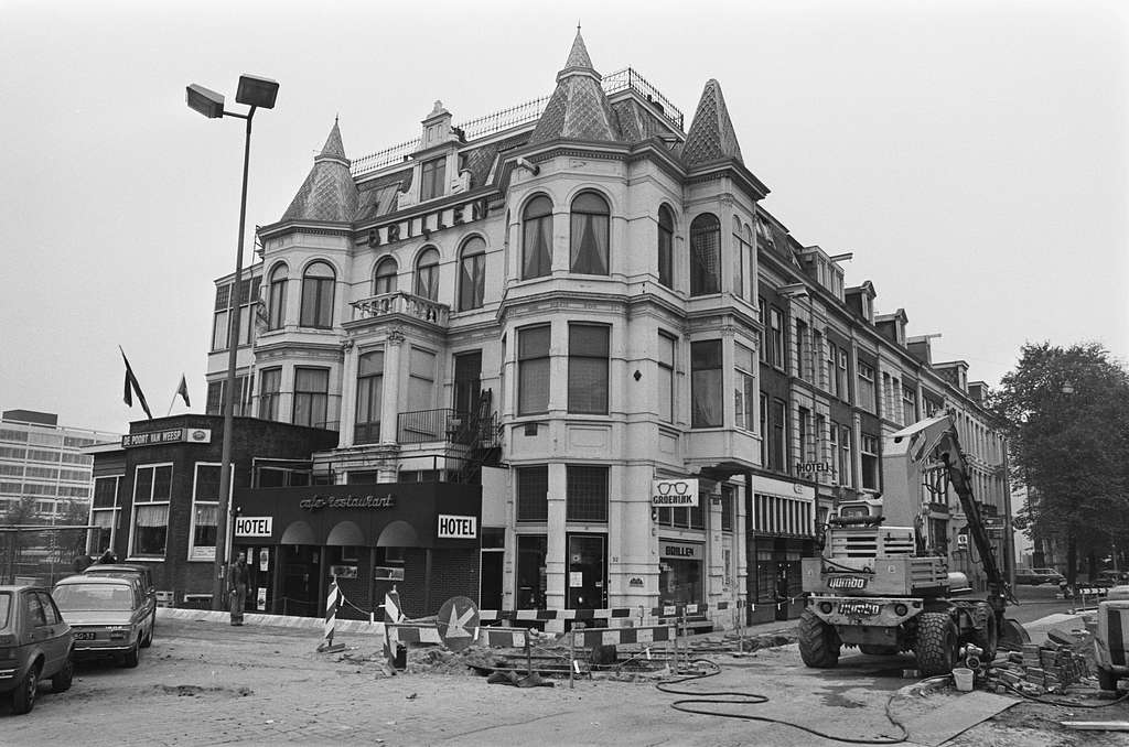 Werkzaamheden metrostation; exterieur hotel 