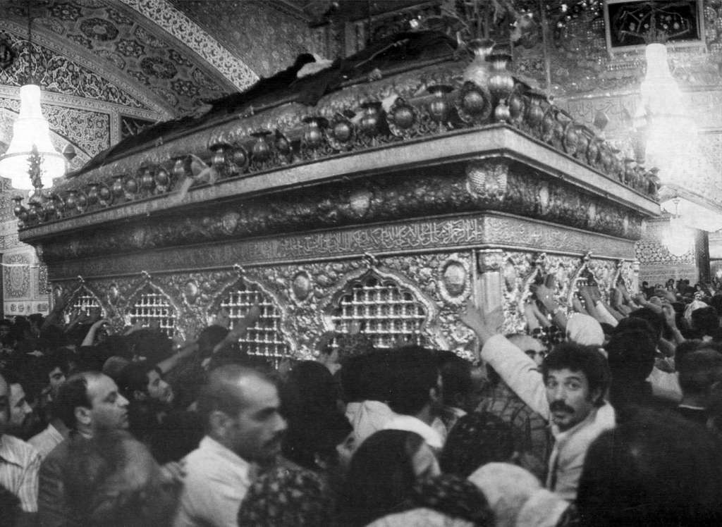 Pilgrims around Zarih of Imam Reza shrine - 1979 - PICRYL - Public ...