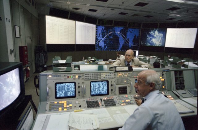 INFLIGHT (MISSION OPERATIONS CONTROL ROOM [MOCR]) - STS-7 - JSC ...