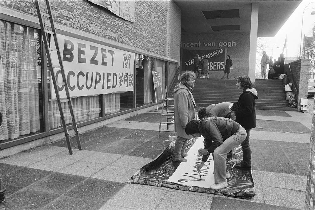 Kunstenaars Bezetten Het Van Goghmuseum In Amsterdam Uit Protest Tegen Bezuinigingen Picryl