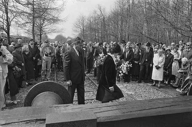 Herdenking Bevrijding Voormalig Kamp Westerbork 40 Jaar Geleden Bloemen ...