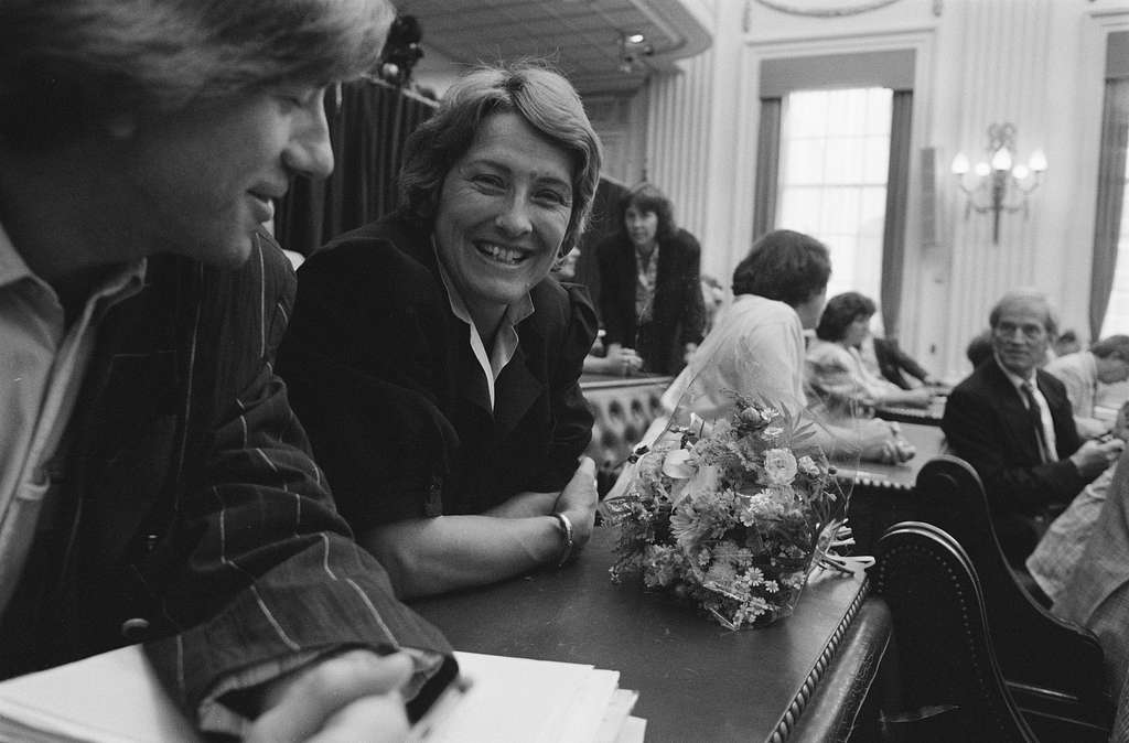 Ria Beckers met bloemen in de Tweede Kamer i.v.m. het - PICRYL - Public ...