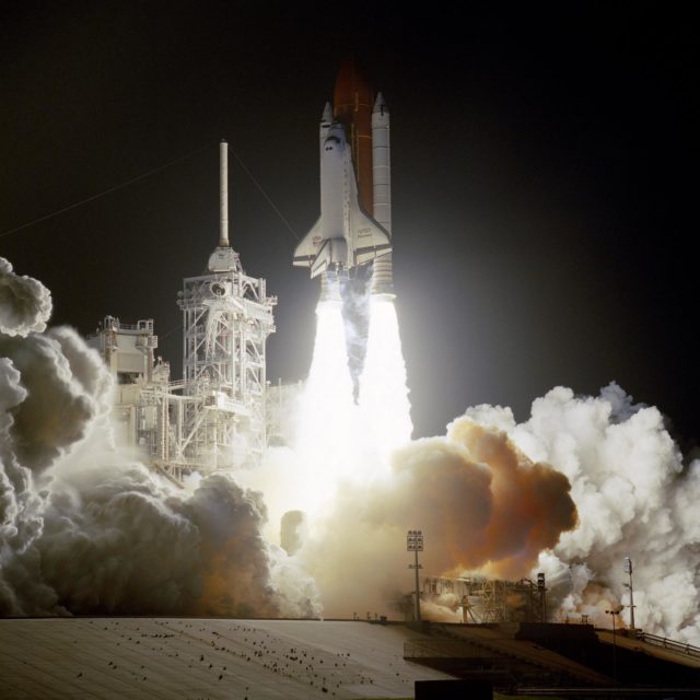 STS-43 Atlantis, Orbiter Vehicle (OV) 104, lands on runway 15 at KSC's ...