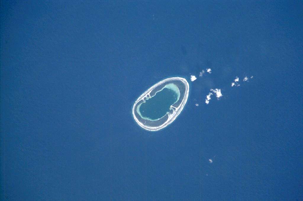 Vanavana Atoll (ISS002-E-8870) - PICRYL - Public Domain Media