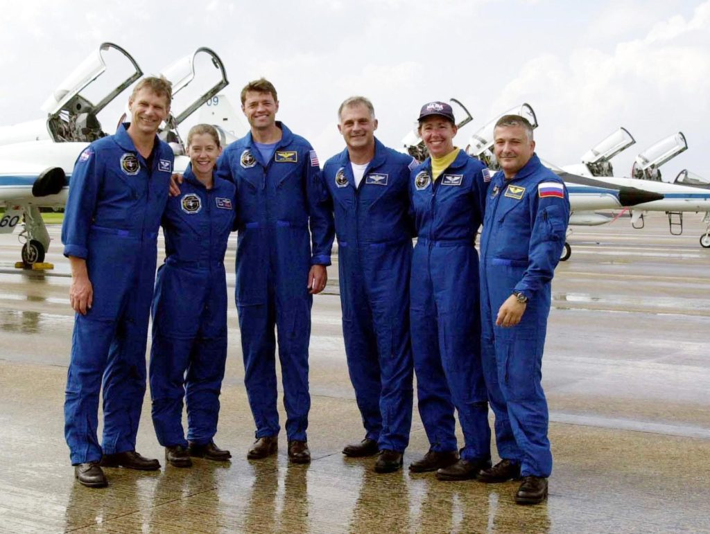 Crew us. Экипаж США. Mission STS-112 Autographs.