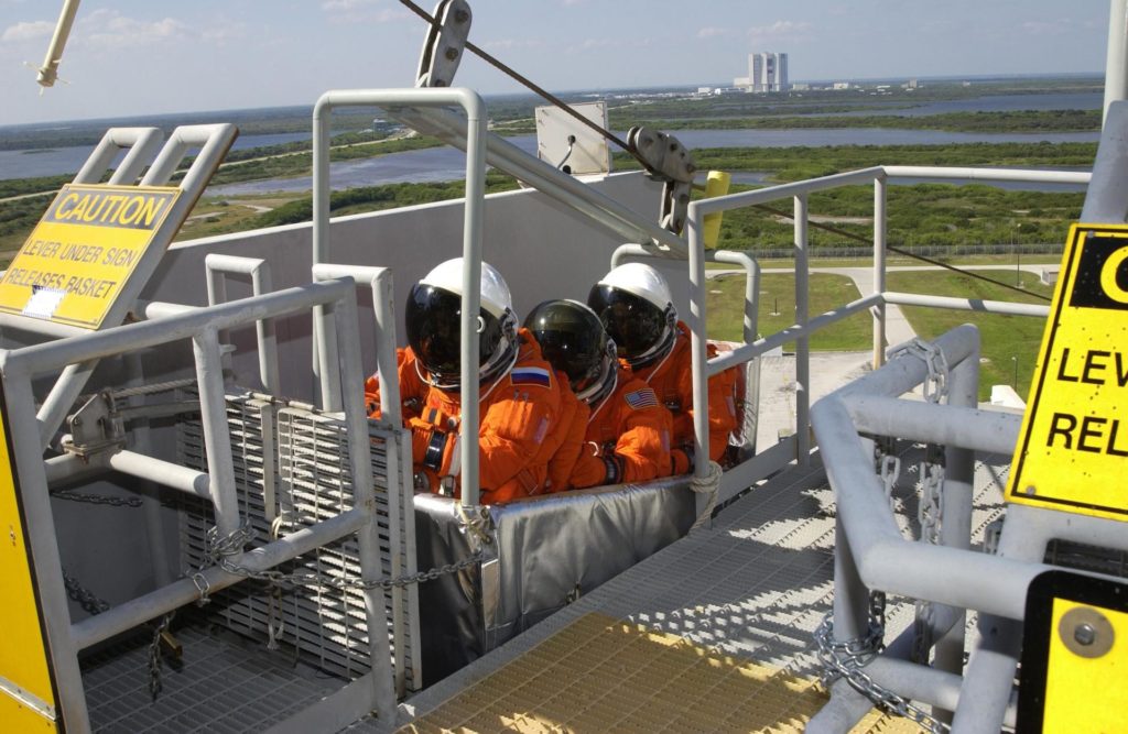 Crew 6. Emergency Egress System NASA. Обеспечение безопасности космодром. Система аварийной эвакуации Космонавтов. Корзина эвакуации шаттл.