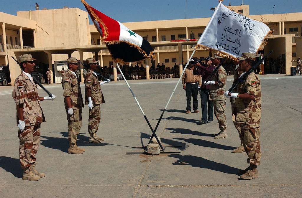 Irakische Soldaten tragen die irakische Flagge in Formation während - U.S.  National Archives & DVIDS Public Domain-Suche