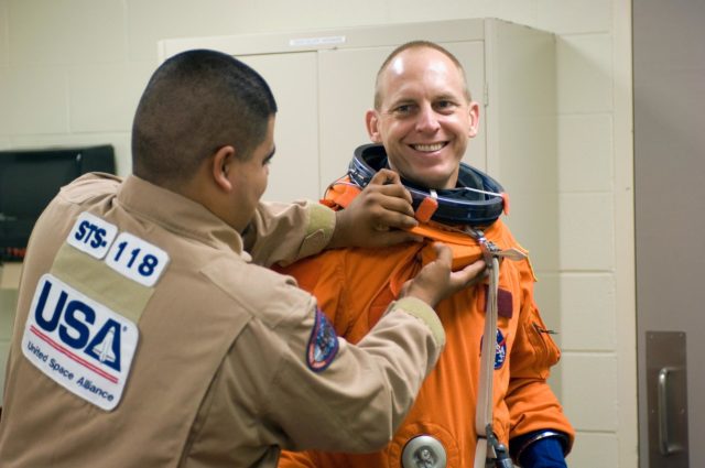 sts-118-bailout-training-with-expedition-15-crewmember-clayton-anderson-40cde6-640.jpg