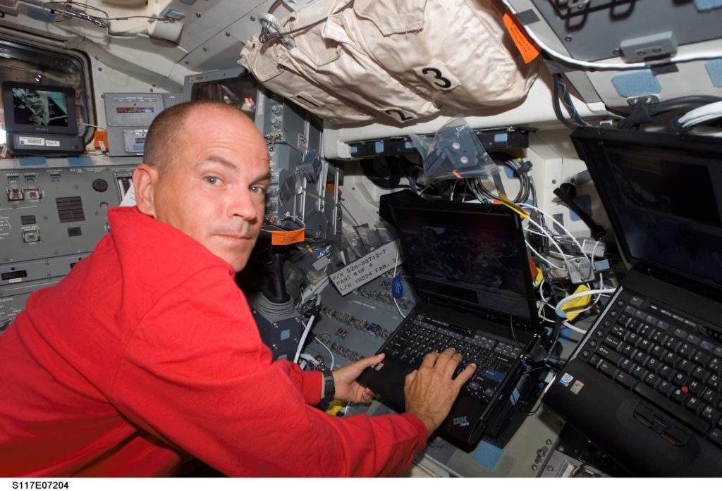 Самый возрастной командир экипажа мкс магаданец. THINKPAD на МКС. Компьютеры на МКС. Ноутбуки на МКС. Компьютеры в космических станциях.