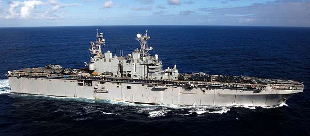 The amphibious assault ship USS Tarawa (LHA 1) transits - NARA & DVIDS ...