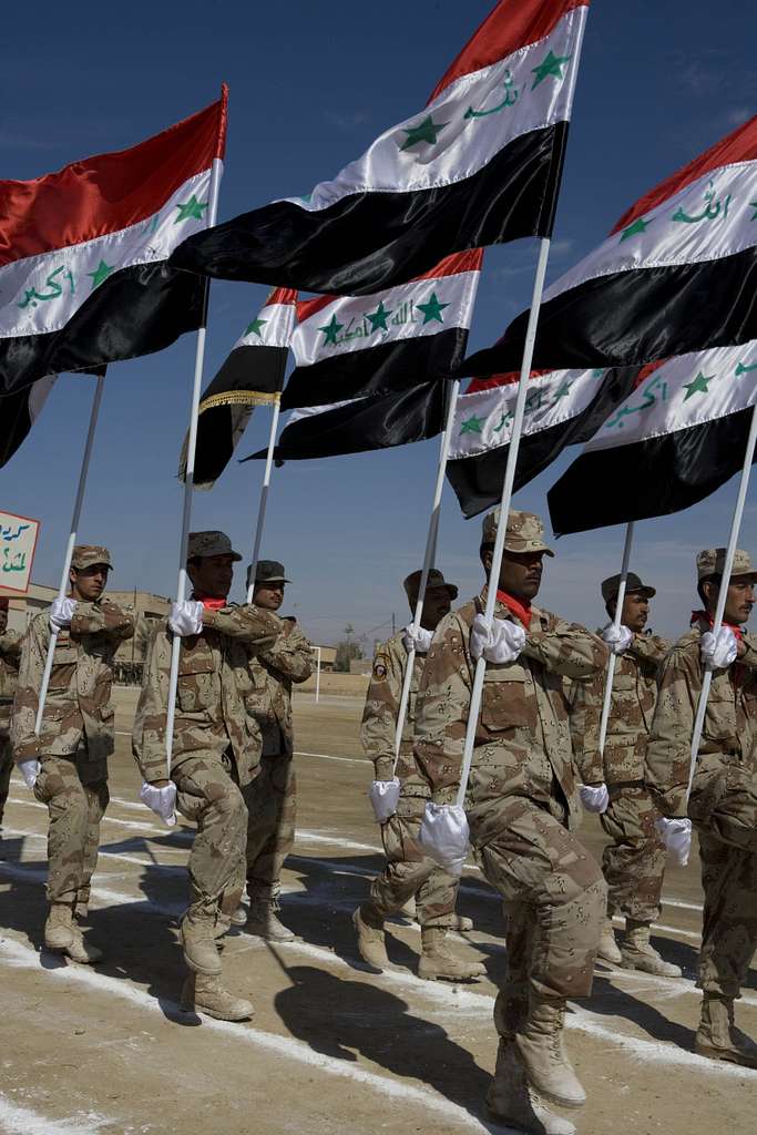 Irakische Soldaten tragen die irakische Flagge in Formation während - U.S.  National Archives & DVIDS Public Domain-Suche