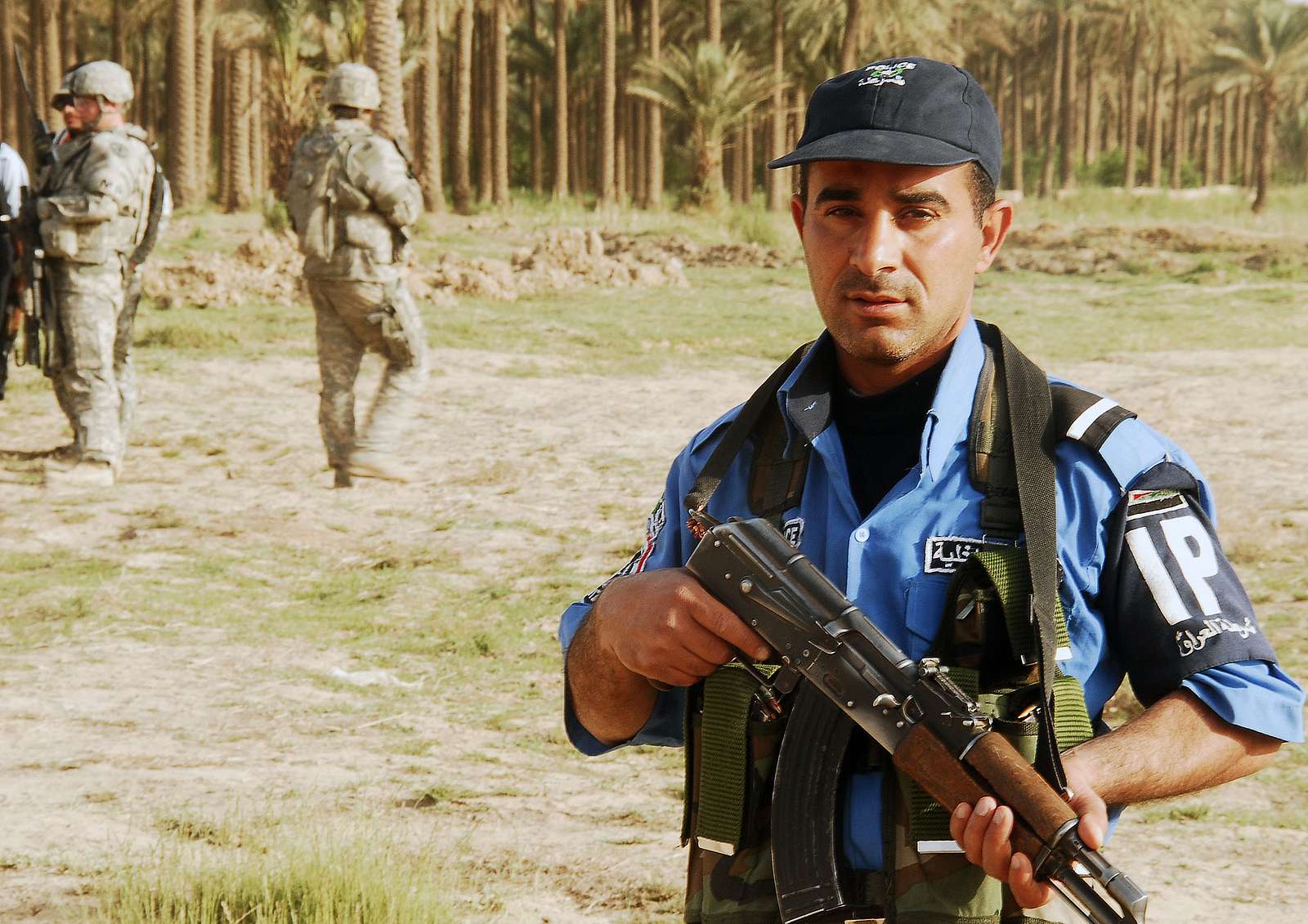 An Iraqi police officer from the Hib Hib police station - NARA & DVIDS ...