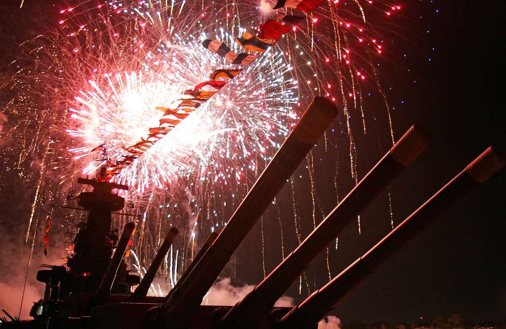 File:US Navy 080704-N-0641S-091 Fireworks illuminate the night sky aboard  Naval Station Pearl Harbor during a 4th of July celebration.jpg - Wikimedia  Commons