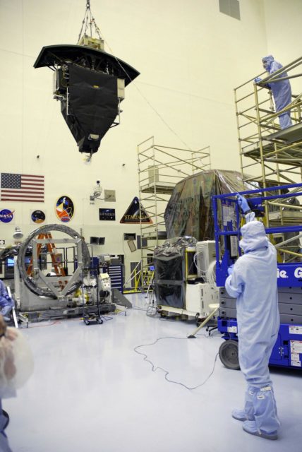 CAPE CANAVERAL, Fla. – In the Payload Hazardous Servicing Facility at ...