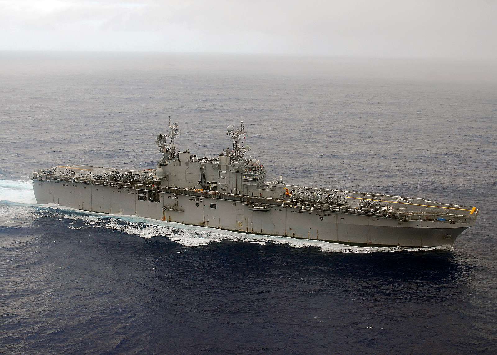 The Tarawa-class amphibious assault ship USS Peleliu - NARA & DVIDS ...