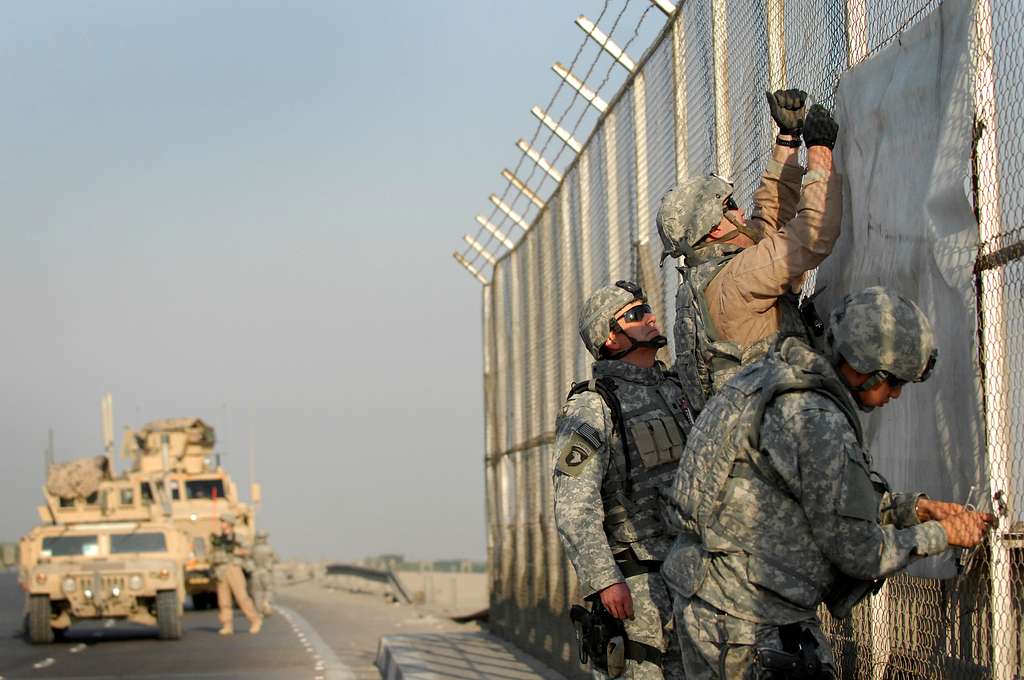 Lt. Col. Bill Gormley and Sgt. Ronnie Cothren place - PICRYL - Public ...