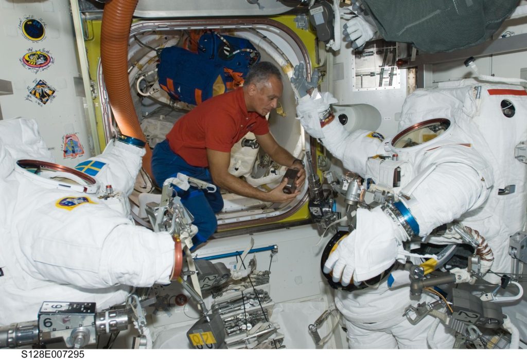 Работа космонавтов находящиеся сейчас в космосе. Исследования на МКС. Обследование Космонавтов. Космонавт исследует. Эксперименты Космонавтов в космосе.