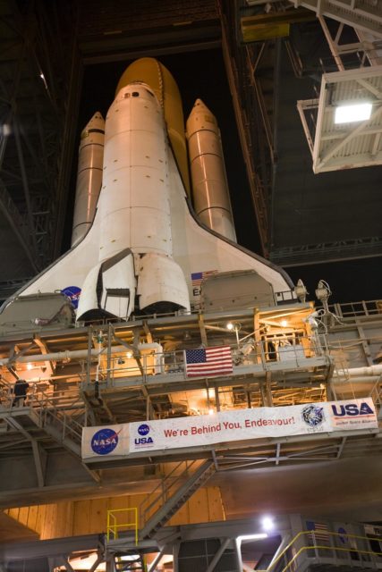 KENNEDY SPACE CENTER, FLA. -- Seen from below, external tank No. 125 is ...