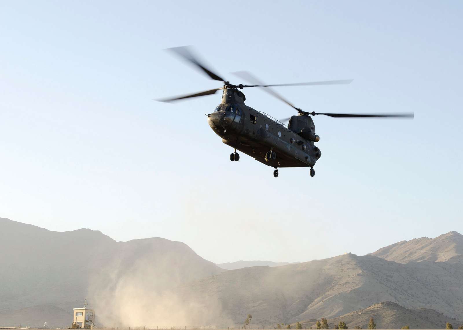 A U.s. Army Ch-47 Chinook Helicopter Prepares To Land - Nara & Dvids 