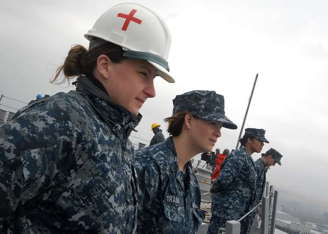 DVIDS - Images - USS Mitscher sliding pad eye maintenance [Image 7