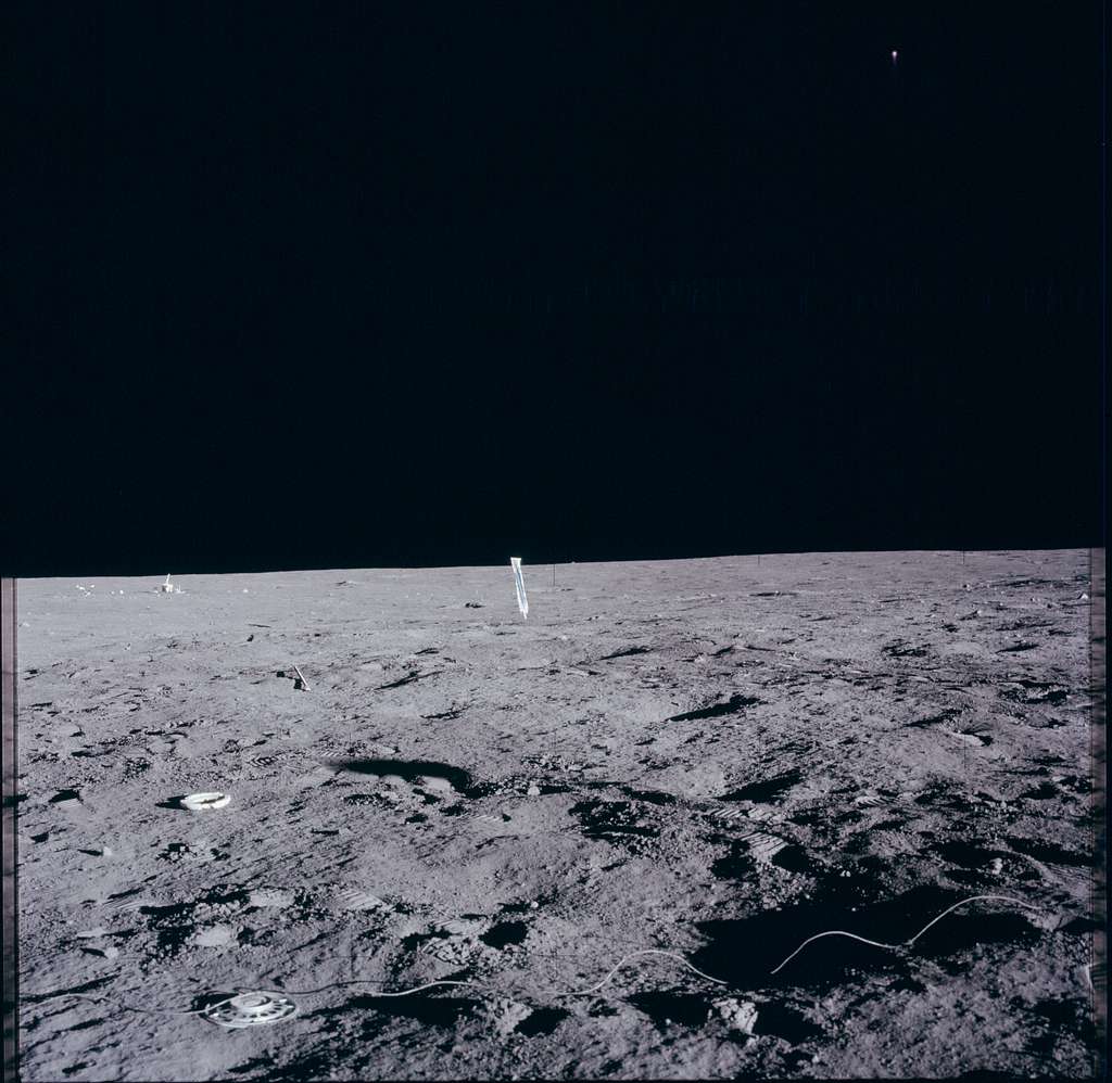 Near surface. Apollo 12. Chaos Apollo 12. Луна поверхность фото 2000 на 2000 пикселей квадрат.