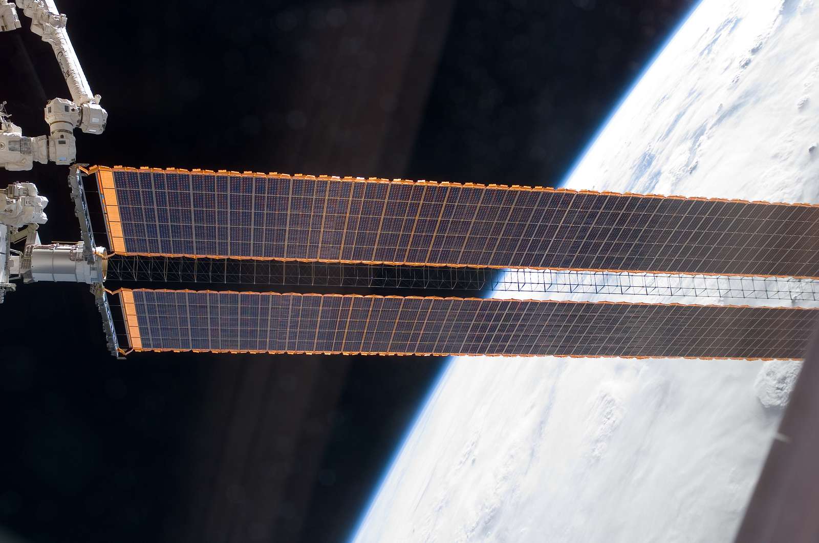 Самый большой космический аппарат. Солнечные батареи МКС 1990. Солнечные батареи на МКС. Спейс Стейшен 14 солнечные панели. Space Shuttle солнечные панели.