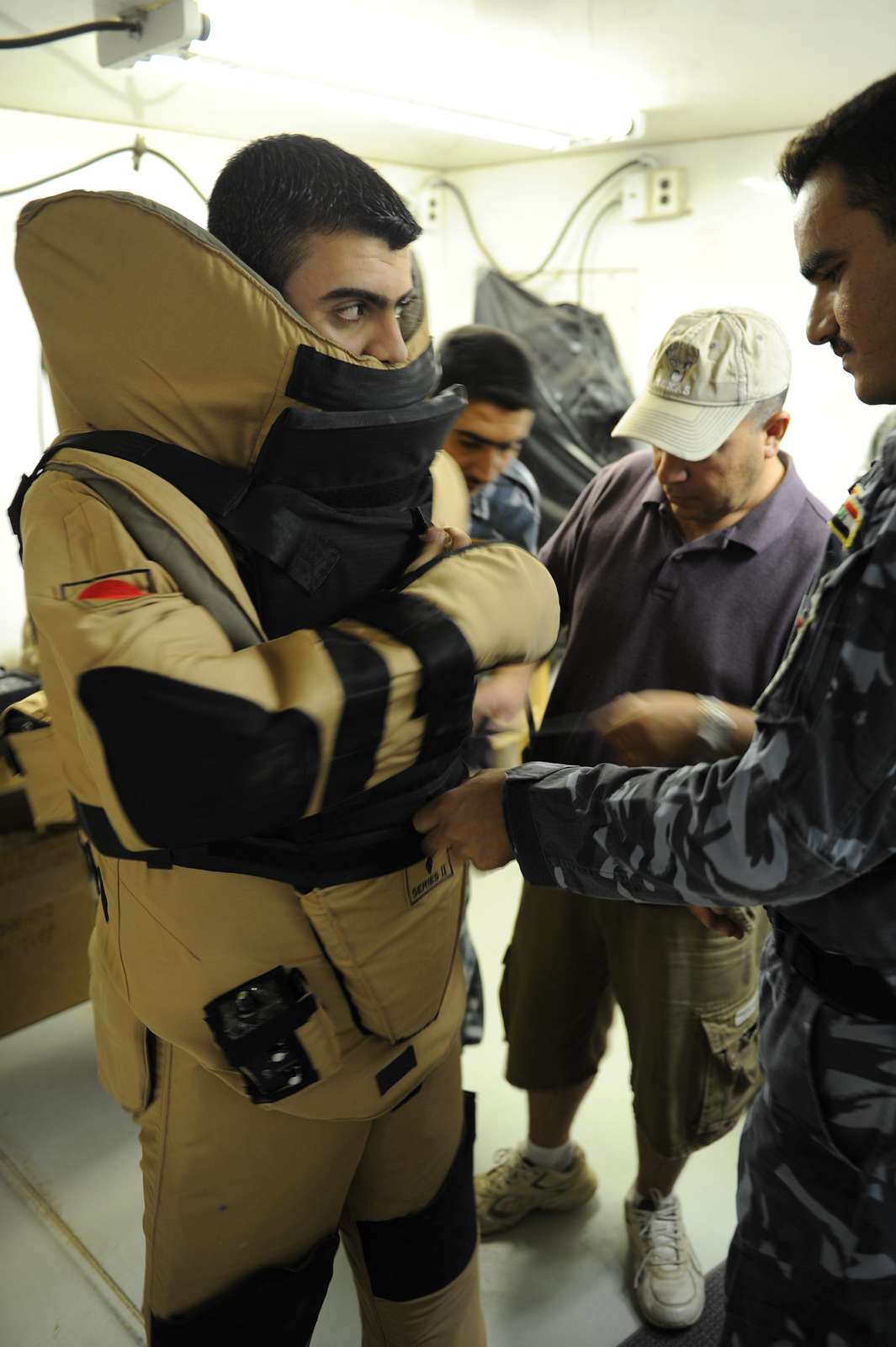 Iraqi Army Explosive Ordnance Disposal Soldier Secures - NARA & DVIDS ...