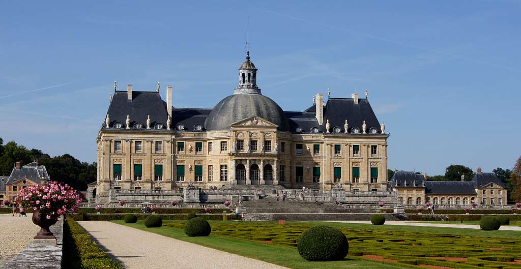 File:Château de Vaux-le-Vicomte et reflets dans l'eau 2.JPG