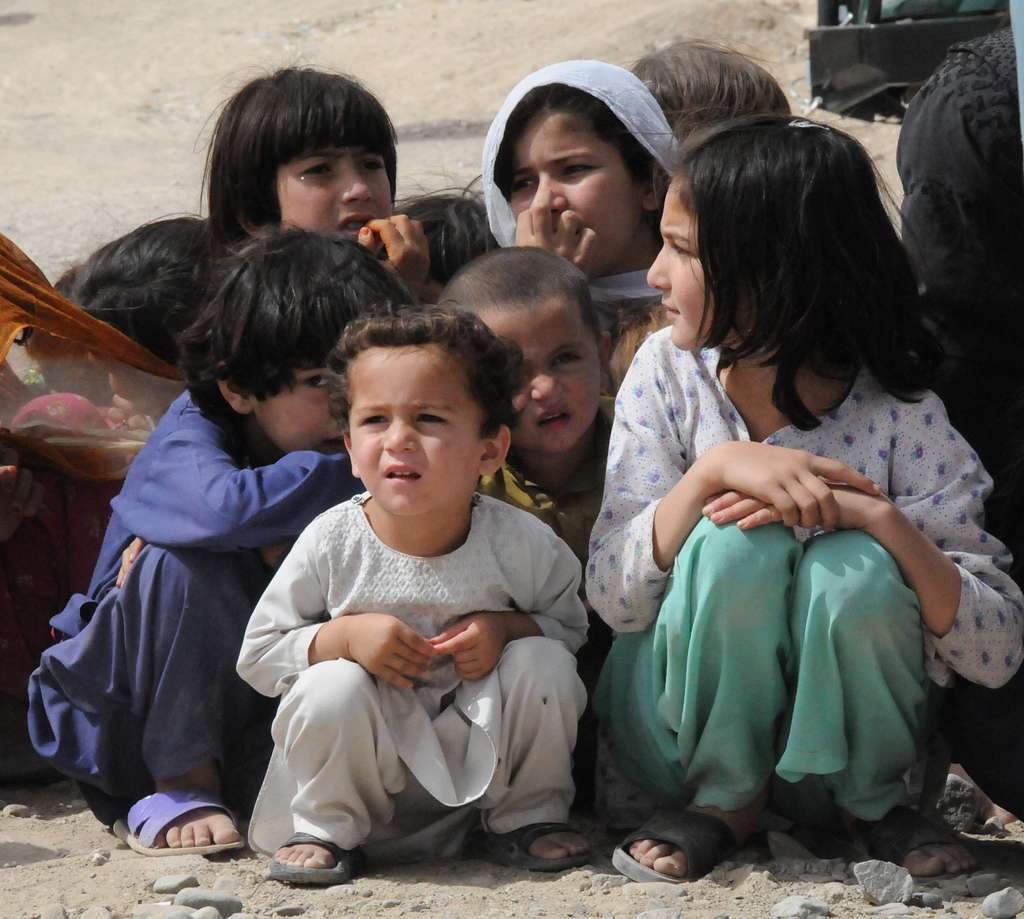 Терпеливый ребенок. Маленькие дети беженцы. Лагеря палестинских беженцев в Ливане.